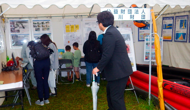 水防演習での河川財団ブースの様子