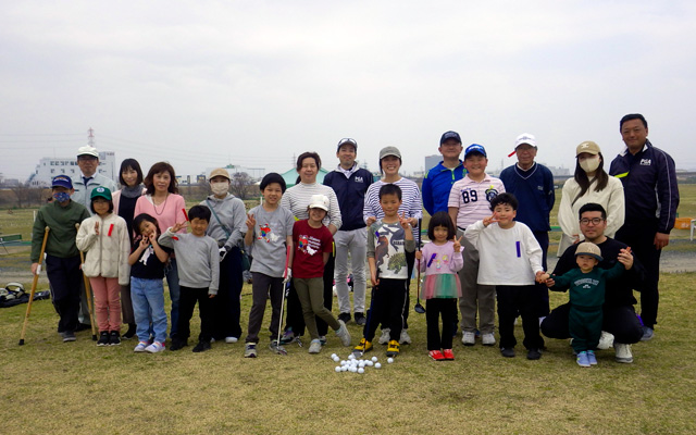 ゴルフレッスン会参加者の集合写真
