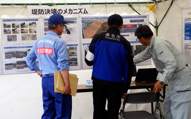 河川財団展示ブースで来場者に説明中